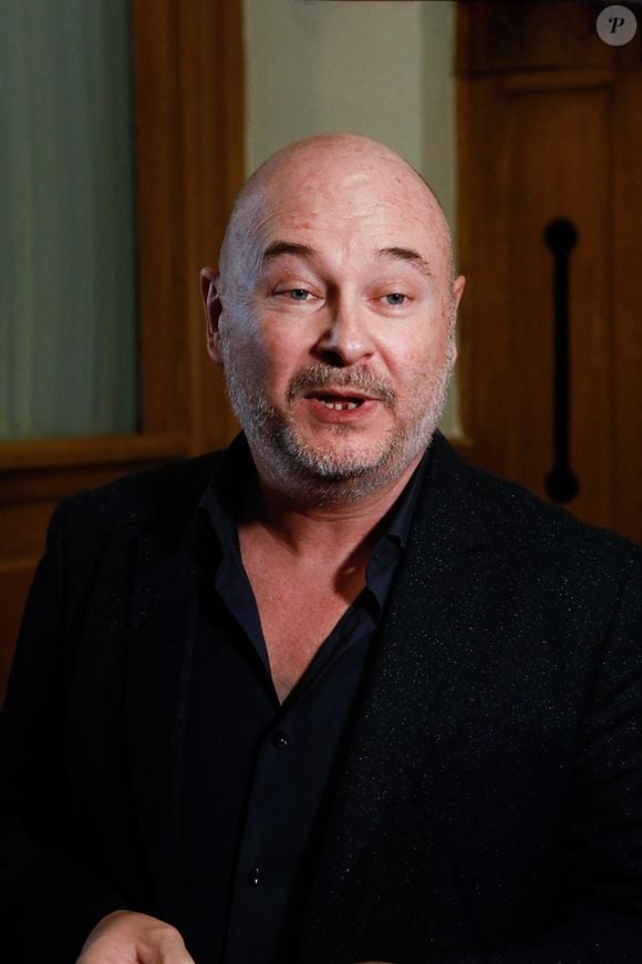 A savoir Sébastien Cauet.

Suspendu de l'antenne après une enquête pour viol, Sébastien Cauet réclame en justice son retour sur NRJ au tribunal de commerce de Paris, France, le 18 mars 2024. © Christiophe Clovis/Bestimage