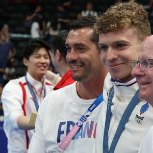 Le champion olympique a vécu une année 2024, notamment grâce à son entraîneur, Bob Bowman

Léon Marchand, Bob Bowman et Nicolas Castel le 2 août 2024 à Paris. (Credit Image: © Mickael Chavet/ZUMA Press Wire)