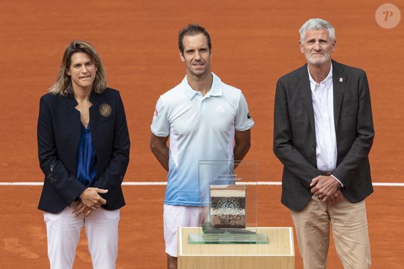 Amélie Mauresmo, directrice du tournoi, Richard Gasquet et Gilles Moretton, président de la FFT - R.Gasquet reçoit les honneurs du court Philippe Chatrier pour le dernier match de sa carrière lors des Internationaux de France de Tennis de Roland Garros 2025, le 29 mai 2025, après 23 ans de carrière. Pour sa dernière rencontre, le Français s'est incliné face à l'Italien J.Sinner ((6-3, 6-0, 6-4).
© Moreau / Jacovides / Bestimage