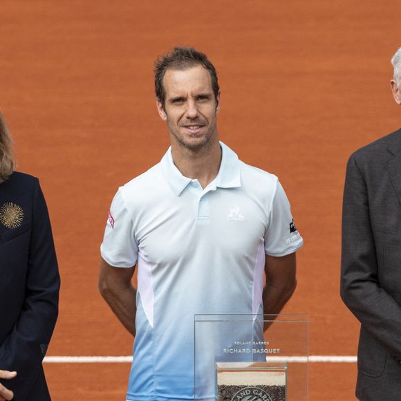 Amélie Mauresmo, directrice du tournoi, Richard Gasquet et Gilles Moretton, président de la FFT - R.Gasquet reçoit les honneurs du court Philippe Chatrier pour le dernier match de sa carrière lors des Internationaux de France de Tennis de Roland Garros 2025, le 29 mai 2025, après 23 ans de carrière. Pour sa dernière rencontre, le Français s'est incliné face à l'Italien J.Sinner ((6-3, 6-0, 6-4).
© Moreau / Jacovides / Bestimage