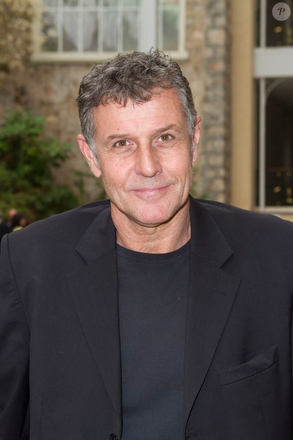 “Ce métier est une passion, j’espère l’exercer jusqu’à ma mort”, confiait-il à Télé 7 Jours en juillet 2025. Une phrase qui résonne aujourd’hui avec une émotion toute particulière.



Décès - L'acteur Pierre Deny est mort à l'âge de 69 ans - Beausoleil 20 Octobre 2012 Cocktail Riviera Palace Pierre Deny Festival de la Television de Beausoleil "Les Heros de la Tele"