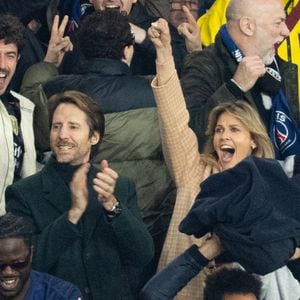 L'animatrice phare de "Zone Interdite", maman de Joseph (né en 2019) et de Valentine (née en 2021), n'a d'ailleurs pas caché son enthousiasme, laissant éclater sa joie au rythme des buts et lors de la victoire finale du PSG.
Ophélie Meunier et son mari Mathieu Vergne - Célébrités dans les tribunes du match de 8ème de finale aller de la Ligue Des Champions 2025-2026 (LDC) "PSG - Chelsea (5-2)" au Parc des Princes à Paris le 11 mars 2026. © Cyril Moreau/Bestimage