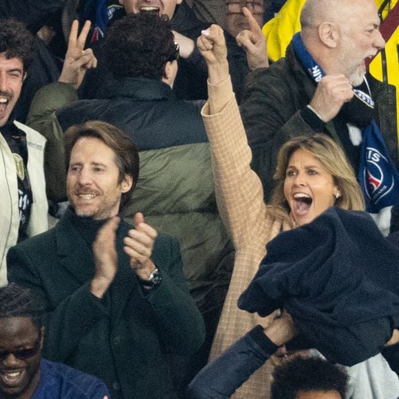 L'animatrice phare de "Zone Interdite", maman de Joseph (né en 2019) et de Valentine (née en 2021), n'a d'ailleurs pas caché son enthousiasme, laissant éclater sa joie au rythme des buts et lors de la victoire finale du PSG.

Ophélie Meunier et son mari Mathieu Vergne - Célébrités dans les tribunes du match de 8ème de finale aller de la Ligue Des Champions 2025-2026 (LDC) "PSG - Chelsea (5-2)" au Parc des Princes à Paris le 11 mars 2026. © Cyril Moreau/Bestimage