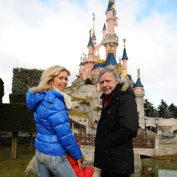 Le chanteur français Renaud Séchan et Romane Serda posent à Disneyland Resort Paris le 12 février 2009, avec leur fils Malone. Photo par Thierry Orban/Abaca