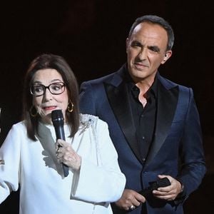 Nikos Aliagas l'a rejointe sur scène pour lui remettre son prix. 

Nana Mouskouri (L) accepte un prix d'honneur de Nikos Aliagas (D) lors de la 41e cérémonie des Victoires de la Musique à La Seine Musicale le 13 février 2026 à Boulogne-Billancourt, France. Photo de Franck Castel /ABACAPRESS.COM