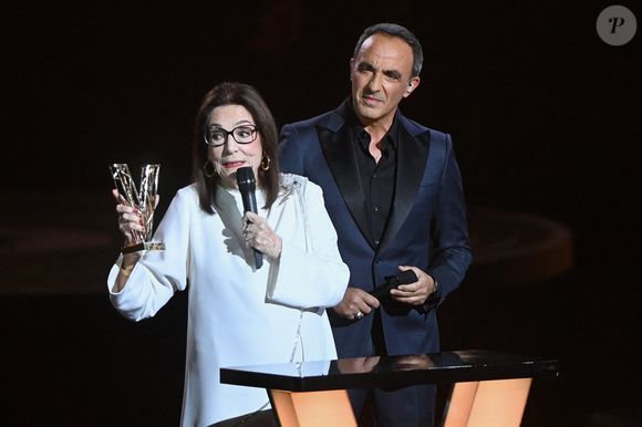 Nikos Aliagas l'a rejointe sur scène pour lui remettre son prix. 

Nana Mouskouri (L) accepte un prix d'honneur de Nikos Aliagas (D) lors de la 41e cérémonie des Victoires de la Musique à La Seine Musicale le 13 février 2026 à Boulogne-Billancourt, France. Photo de Franck Castel /ABACAPRESS.COM