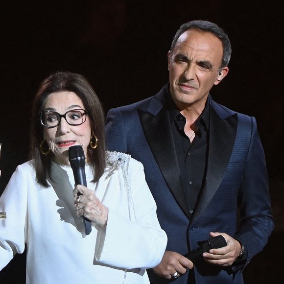 Nikos Aliagas l'a rejointe sur scène pour lui remettre son prix. 

Nana Mouskouri (L) accepte un prix d'honneur de Nikos Aliagas (D) lors de la 41e cérémonie des Victoires de la Musique à La Seine Musicale le 13 février 2026 à Boulogne-Billancourt, France. Photo de Franck Castel /ABACAPRESS.COM