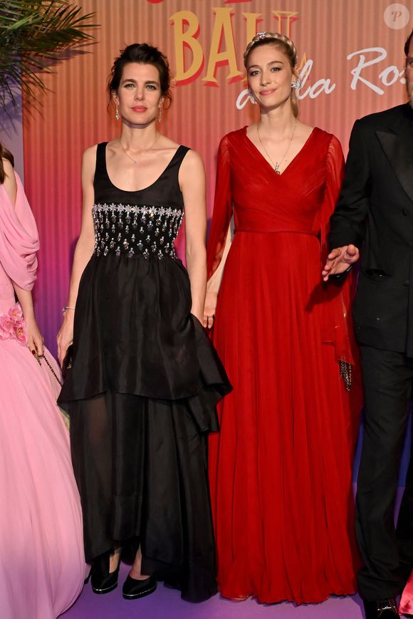 No Tabloïds - Charlotte Casiraghi et Beatrice Borromeo durant la 69ème édition du Bal de la Rose dans la Salle des Étoiles du Sporting Monte-Carlo à Monaco, le 29 mars 2025.
Cette année encore, c'est Christian Louboutin qui est le directeur artistique de l'événement dont le thème est "Sunset Bal" dans un décor qui a plongé les invités dans les Caraibes. © Bruno Bebert / Pool Monaco / Bestimage