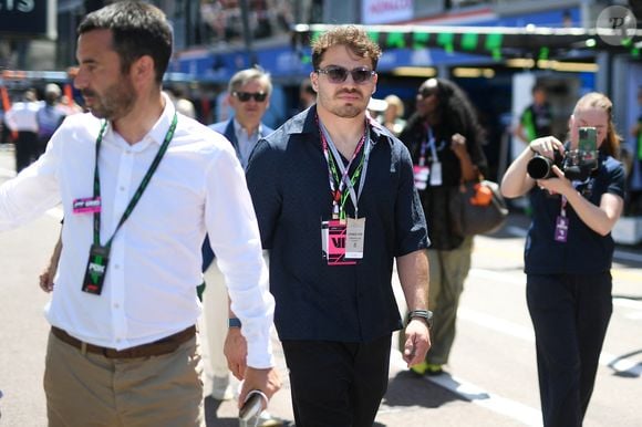 Antoine Dupont a vibré non loin de son amoureuse, croisée dans les rues monégasques.

Antoine Dupont au Grand Prix de Formule 1 (F1) Tag Heuer de Monaco le 25 mai 2025. © Lionel Urman/Bestimage