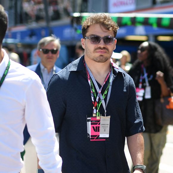 Antoine Dupont a vibré non loin de son amoureuse, croisée dans les rues monégasques.

Antoine Dupont au Grand Prix de Formule 1 (F1) Tag Heuer de Monaco le 25 mai 2025. © Lionel Urman/Bestimage