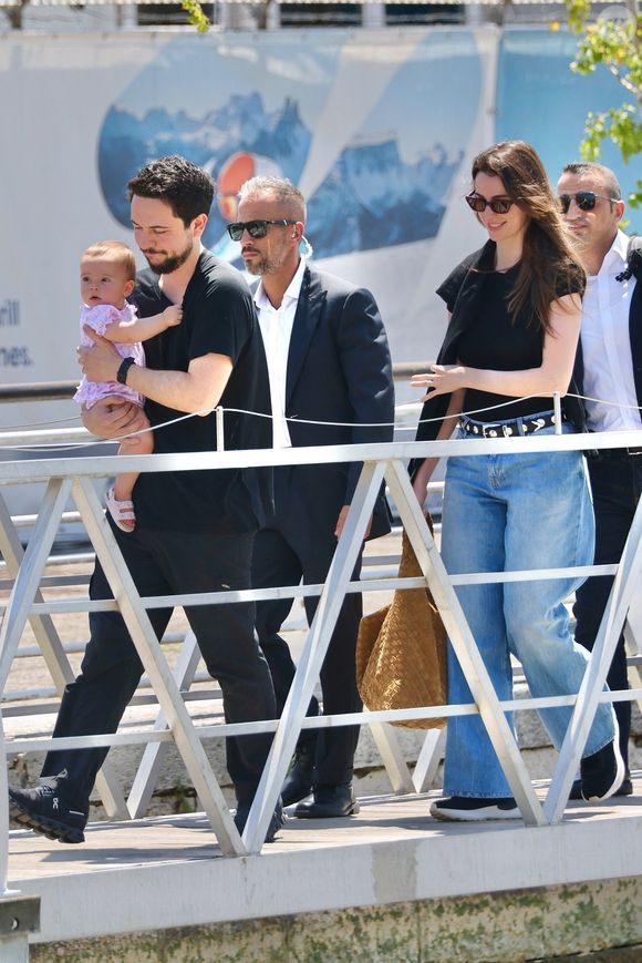 Pour le mariage, Rania est arrivée à Venise avec son fils, le prince héritier Hussein, sa belle-fille Rajwa, la princesse Iman et son époux Jameel Thermiotis...

Hussein, prince héritier de Jordanie, avec son bébé dans les bras et sa femme la princesse Rajwa Al Hussein arrivent à l'aéroport Marco Polo de Venise après avoir assisté au mariage de J. Bezos et L. Sanchez. 28/06/2025. Photographe : Backgrid USA / Bestimage