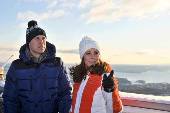 Le prince William, duc de Cambridge et Catherine Kate Middleton (enceinte), duchesse de Cambridge rencontrent des enfants de l'école de ski à Oslo le 2 février 2018. © AGENCE / BESTIMAGE