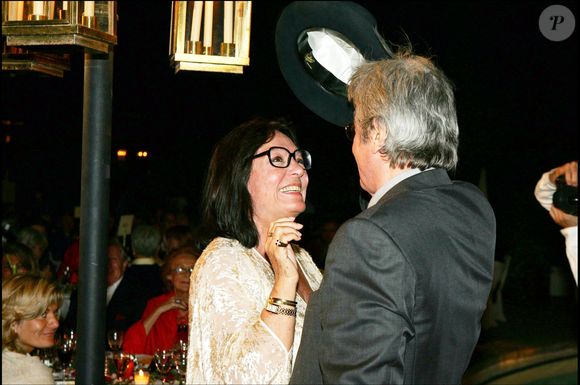 Nana Mouskouri a été très peinée lors du décès de l'acteur. 

Nana Mouskouri et Alain Delon lors de la soirée de gala au profit de la lutte contre la maladie d'Alzheimer. © DOMINIQUE JACOVIDES / BESTIMAGE