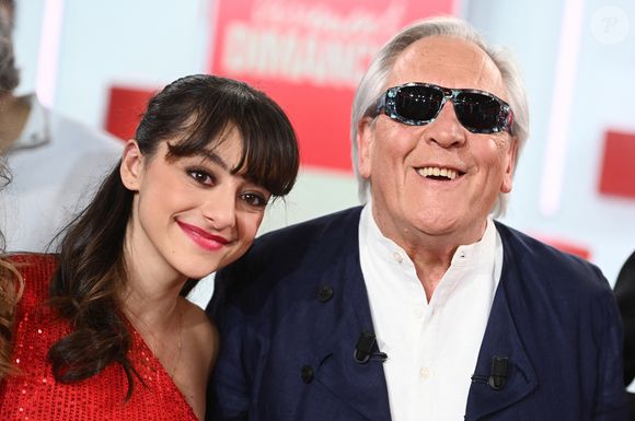 Exclusif - Gilbert Montagné et sa petite fille Elsa - Enregistrement de l'émission Vivement dimanche au studio Rive Gauche , présentée par Michel Drucker . Diffusion sur France 3 le 29/03/2026. Photos prises le 18 mars 2026.
© Guillaume Gaffiot / Bestimage