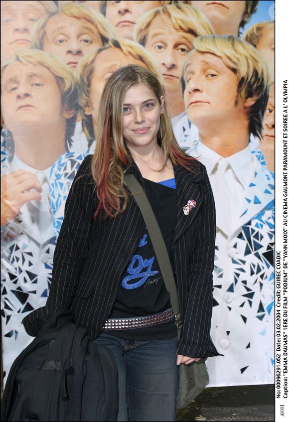 Elle conclut son message direct à la production :

Emma Daumas, 1ère du film Podium de Yann Moix au cinéma Gaumont Paramount et soirée à l’Olympia, 2004

COADIC GUIREC / BESTIMAGE
