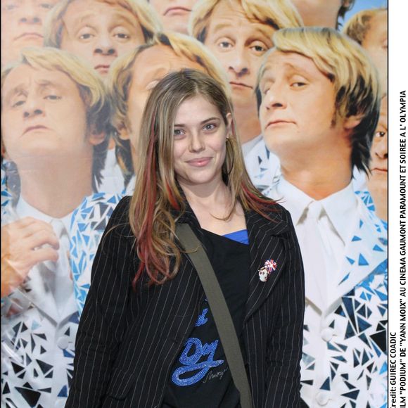 Elle conclut son message direct à la production :

Emma Daumas, 1ère du film Podium de Yann Moix au cinéma Gaumont Paramount et soirée à l’Olympia, 2004

COADIC GUIREC / BESTIMAGE