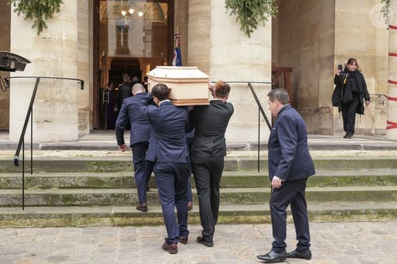 Le cercueil lors de la cérémonie d'enterrement de Jean-Luc Petitrenaud à l'église Saint-Pierre du Gros Caillou dans le 7e arrondissement de Paris, France, le 17 janvier 2025. Jean-Luc Petitrenaud, critique gastronomique et personnalité de la télévision française, est décédé le 10 janvier à l'âge de 74 ans. Photo par Nasser Berzane/ABACAPRESS.COM