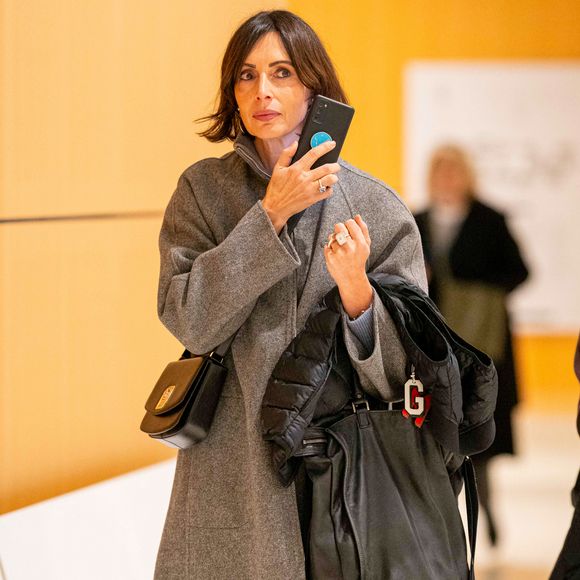 Géraldine Maillet, la compagne de D.Riolo - Sorties du tribunal correctionnel de Paris en marge du procès en diffamation entre Didier Deschamps et Daniel Riolo. Le procès en diffamation opposant Didier Deschamps à Daniel Riolo s’est ouvert le 20 novembre 2025 devant la XVIIe chambre du tribunal correctionnel de Paris : Didier Deschamps reproche à Daniel Riolo d’avoir qualifié de « menteur » à propos de la blessure de Karim Benzema lors de la coupe du monde de football en 2022. France, le 20 novembre 2025. © Pierre Perusseau/Bestimage