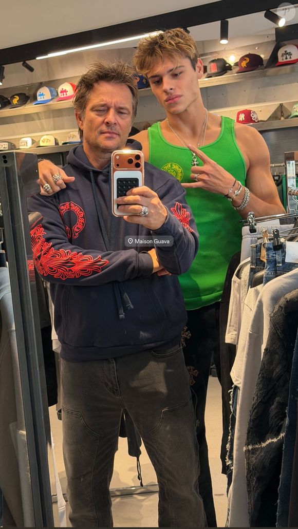 Le fils de David Hallyday préfère l'univers de la mode, et plus particulièrement le mannequinat.

David Hallyday avec son fils Cameron Smet dans une boutique à Paris.