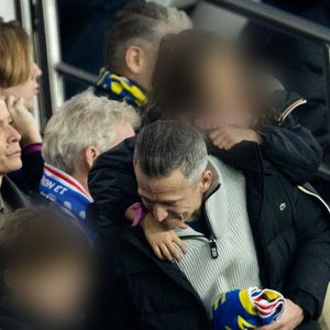 Guillaume Canet et ses enfants Marcel et Louise dans les tribunes du match de qualification de la Coupe du monde 2026 entre la France contre l'Ukraine (4-0) au Parc des Princes à Paris le 13 novembre 2025. © Cyril moreau/Bestimage