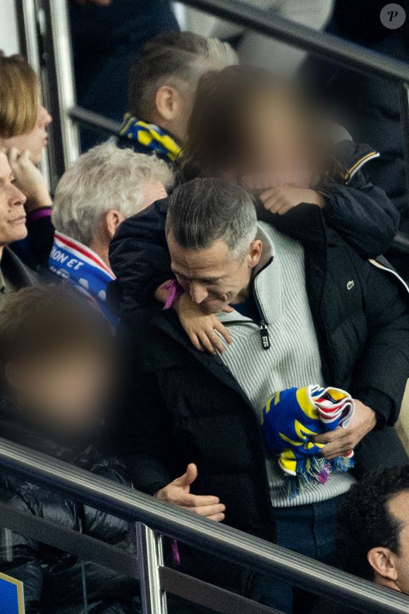 Guillaume Canet et ses enfants Marcel et Louise dans les tribunes du match de qualification de la Coupe du monde 2026 entre la France contre l'Ukraine (4-0) au Parc des Princes à Paris le 13 novembre 2025. © Cyril moreau/Bestimage