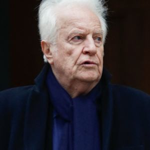 André Dussollier cash sur sa fin de vie

André Dussollier - Arrivées aux obsèques de Niels Arestrup à l'Église Saint-Roch à Paris. Le 10 décembre 2024
© Christophe Clovis / Bestimage