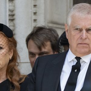 Pour rappel, les deux anciens époux étaient présents le 16 septembre dernier aux obsèques de la duchesse de Kent.

Sarah Ferguson et le prince Andrew à la cathédrale de Westminster après les funérailles de la duchesse de Kent, le 16 septembre 2025.

Photo : GOFF / Bestimage