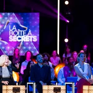 Exclusif - Lorie (Laure Pester), Kamel Ouali et Michèle Torr lors de l'enregistrement de l'émission "La Boîte à secrets", présentée par F.Bollaert et diffusée le 3 octobre 2025 sur France 3, dans les studios du Lendit à Saint-Denis, Seine Saint-Denis, France, le 9 septembre 2025. © Pierre Perusseau/Bestimage