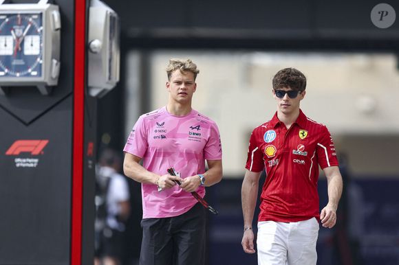 ABU DHABI, EMIRATS ARABES UNIS - 5 DECEMBRE : Paul Aron de l'Estonie et BWT Alpine F1 Team et Arthur Leclerc de Monaco et Scuderia Ferrari arrivent sur la piste pendant les essais avant le Grand Prix F1 d'Abu Dhabi au Yas Marina Circuit le 5 décembre 2025 à Abu Dhabi, Emirats Arabes Unis.