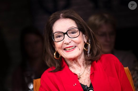 La chanteuse Nana Mouskouri lors de l'enregistrement du talk-show "3nach9" de Radio Bremen. Brême, Allemagne, le 18 octobre 2024. Photo par DPA/ABACAPRESS.COM