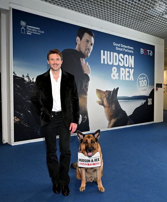 Exclusif - John Reardon et Diesel vom Burgimwald aka Rex sont au MIPTV 2023 à Cannes, France, le 17 avril 2023 pour promouvoir la série "Hudsson et Rex" durant CanneSeries Saison 6. © Bruno Bebert/Bestimage