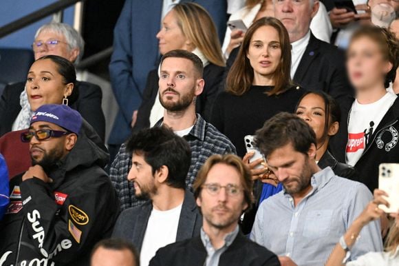 Natalie Portman et son fils Aleph, Christina Milian et son mari M. Pokora (Matt Pokora), Mathieu Vergne et sa femme Ophélie Meunier, Kamel Isker, Alexis Michalik - Célébrités dans les tribunes lors du match de qualification pour la Coupe du Monde 2026 entre la France et l'Islande (2-1) au Parc des Princes à Paris le 9 septembre 2025. © Lionel Urman/Bestimage