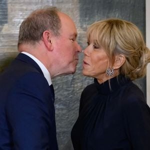 Emmanuel Macron, president de la Republique et sa femme Brigitte avec Albert II, Prince souverain de Monaco, lors du diner des chefs d'état a l'occasion du 6eme Forum de Paris sur la paix. © Eric Tschaen / Pool / Bestimage