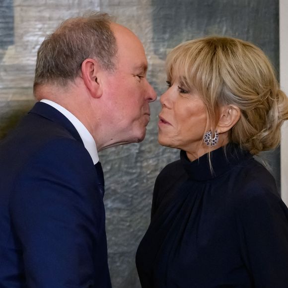 Emmanuel Macron, president de la Republique et sa femme Brigitte avec Albert II, Prince souverain de Monaco, lors du diner des chefs d'état a l'occasion du 6eme Forum de Paris sur la paix. © Eric Tschaen / Pool / Bestimage