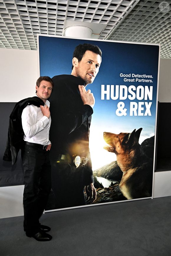 Sa disparition soudaine, survenue l'été 2024, a été causée par un cancer découvert quelques semaines plus tôt...

Exclusif - John Reardon et Diesel vom Burgimwald aka Rex sont au MIPTV 2023 à Cannes, France, le 17 avril 2023 pour promouvoir la série "Hudsson et Rex" durant CanneSeries Saison 6 © Bruno Bebert/Bestimage