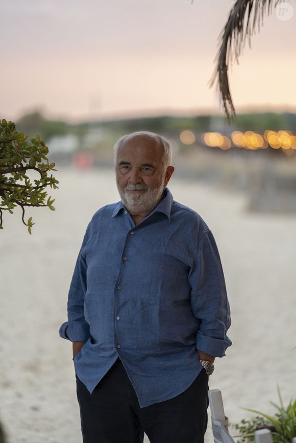 Exclusif - Gérard Jugnot - Les Toiles de Ramatuelle présentent en avant-première le film "Y a pas de réseau" de E. Pluvieux avec M. Gasteuil, G.Jugnot et M. Azem au cinéma en plein air sur la plage de Tahiti Beach à Ramatuelle le 23 juillet 2025. © Antoine Tomaselli/Bestimage