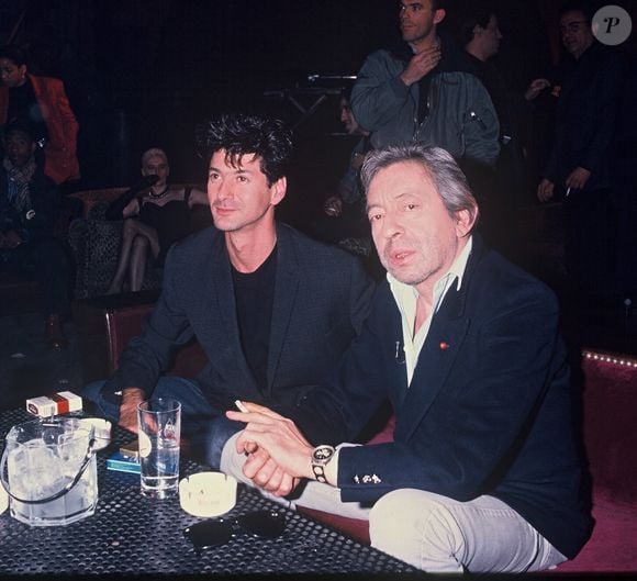 Archives - Serge Gainsbourg et Etienne Daho lors d'une soirée au Palace à Paris en 1989. (AGENCE / BESTIMAGE).