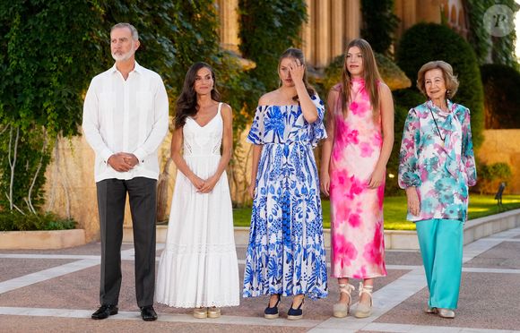 Le roi Felipe VI et la reine Letizia d’Espagne, avec leurs filles la princesse Leonor et l'infante Sofia d'Espagne et la reine Sofia lors de la réception d'été annuelle au palais de Marivent à Majorque, le 4 août 2025. © LALO YASKY / BESTIMAGE
