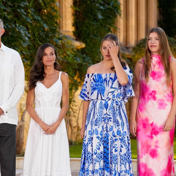 Le roi Felipe VI et la reine Letizia d’Espagne, avec leurs filles la princesse Leonor et l'infante Sofia d'Espagne et la reine Sofia lors de la réception d'été annuelle au palais de Marivent à Majorque, le 4 août 2025. © LALO YASKY / BESTIMAGE