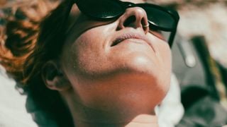 Comment bien camoufler un coup de soleil sur le visage ? L'astuce ultime d'une maquilleuse professionnelle