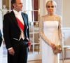 Quelques jours auparavant, elle était en Norvège avec Emmanuel Macron
Le soir du 23 juin 2025, Leurs Majestés le roi Harald V et la reine Sonja de Norvège ont offert un dîner d'État au Palais royal d'Oslo en l'honneur du président français Emmanuel Macron et de la Première dame Brigitte Macron, dans le cadre de leur visite officielle en Norvège. Des membres de la famille royale norvégienne, dont le prince héritier Haakon, la princesse héritière Mette-Marit et la princesse Alexandra, étaient également présents. Photo : Jeanne Accorsini/Pool/ABACAPRESS.COM