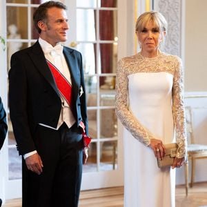 Quelques jours auparavant, elle était en Norvège avec Emmanuel Macron

Le soir du 23 juin 2025, Leurs Majestés le roi Harald V et la reine Sonja de Norvège ont offert un dîner d'État au Palais royal d'Oslo en l'honneur du président français Emmanuel Macron et de la Première dame Brigitte Macron, dans le cadre de leur visite officielle en Norvège. Des membres de la famille royale norvégienne, dont le prince héritier Haakon, la princesse héritière Mette-Marit et la princesse Alexandra, étaient également présents. Photo : Jeanne Accorsini/Pool/ABACAPRESS.COM
