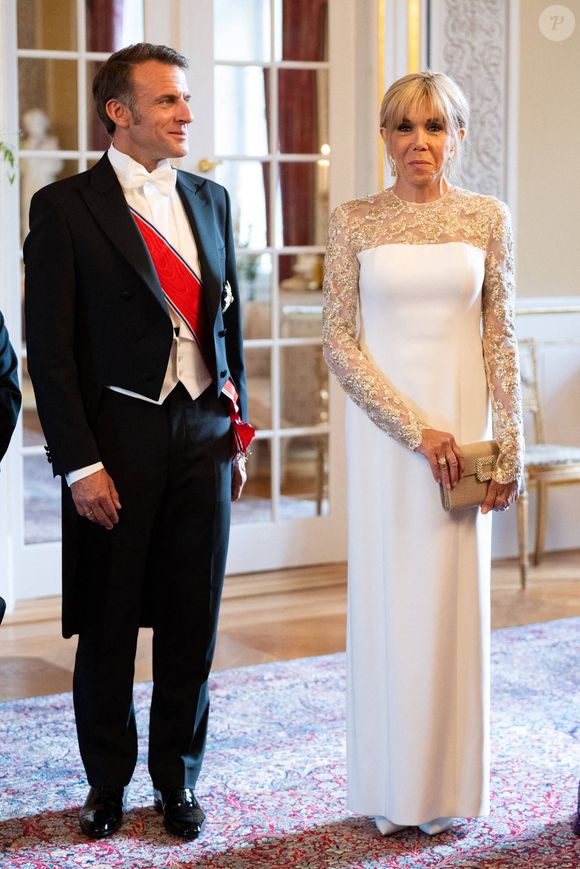 Quelques jours auparavant, elle était en Norvège avec Emmanuel Macron

Le soir du 23 juin 2025, Leurs Majestés le roi Harald V et la reine Sonja de Norvège ont offert un dîner d'État au Palais royal d'Oslo en l'honneur du président français Emmanuel Macron et de la Première dame Brigitte Macron, dans le cadre de leur visite officielle en Norvège. Des membres de la famille royale norvégienne, dont le prince héritier Haakon, la princesse héritière Mette-Marit et la princesse Alexandra, étaient également présents. Photo : Jeanne Accorsini/Pool/ABACAPRESS.COM
