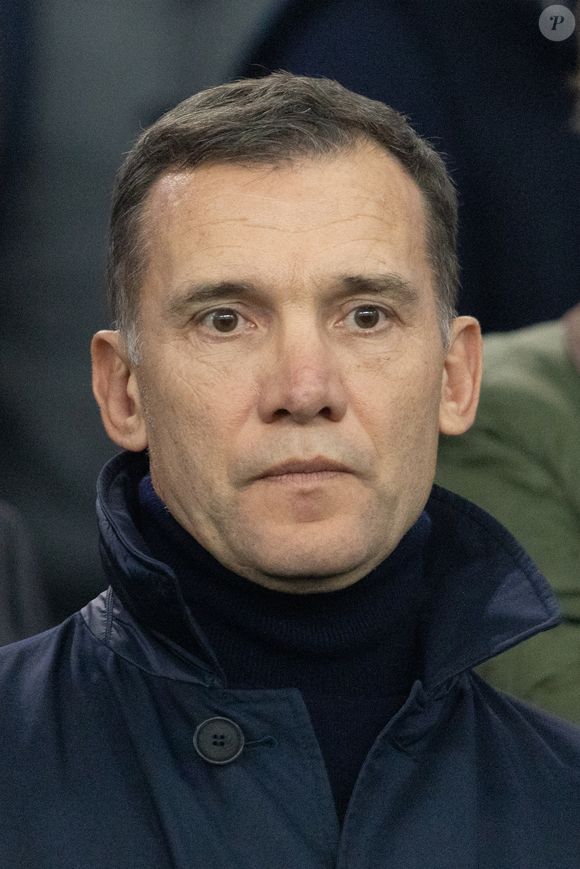 Andreï Chevtchenko - Célébrités dans les tribunes du match de Ligue des Champions entre le PSG contre le Bayern de Munich (1-2) au Parc des Princes à Paris le 4 novembre 2025. © Cyril Moreau/Bestimage