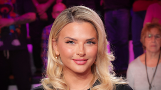 Avant la fin de C8, Kelly Vedovelli met le paquet avec cette pièce en vinyle vieille de 60 ans