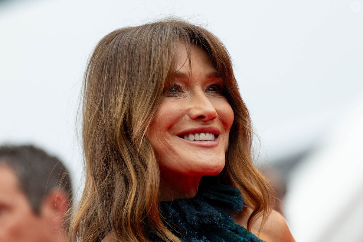 Photo : À 58 ans, Carla Bruni continue d'afficher une silhouette élancée. Carla  Bruni-Sarkozy - Montée des marches du film " Highest 2 Lowest " lors du  78ème Festival International du Film