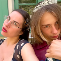 A 15 ans, Billy fait beaucoup parler de lui : le fils de Julie Depardieu et Philippe Katherine pose avec sa grande soeur Edie, une artiste très complète