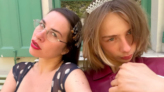 A 15 ans, Billy fait beaucoup parler de lui : le fils de Julie Depardieu et Philippe Katherine pose avec sa grande soeur Edie, une artiste très complète