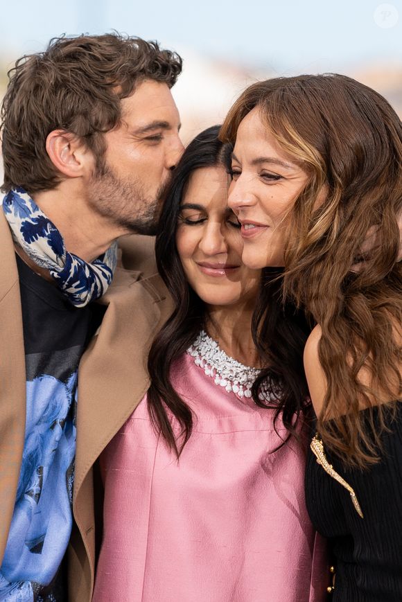 Niels Schneider, Géraldine Nakache et Monia Chokri au photocall du film "Si Tu Penses Bien" lors du 79ème Festival International du Film de Cannes, France, le 16 mai 2026. © Jacovides-Moreau/Bestimage