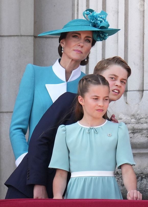 Catherine (Kate) Middleton, princesse de Galles, Le prince George de Galles, La princesse Charlotte de Galles, - Les membres de la famille royale britannique au balcon de Buckingham Palace lors de la cérémonie Trooping the Colour à Londres, le 14 juin 2025. Affecté par le crash du Boeing 787 Dreamliner à Ahmedabad du 12 juin, le souverain et les officiels porteront un brassard noir en hommage aux plus de 270 victimes. Bon nombre d'elles étaient des ressortissants britanniques.
© James Whatling / Bestimage